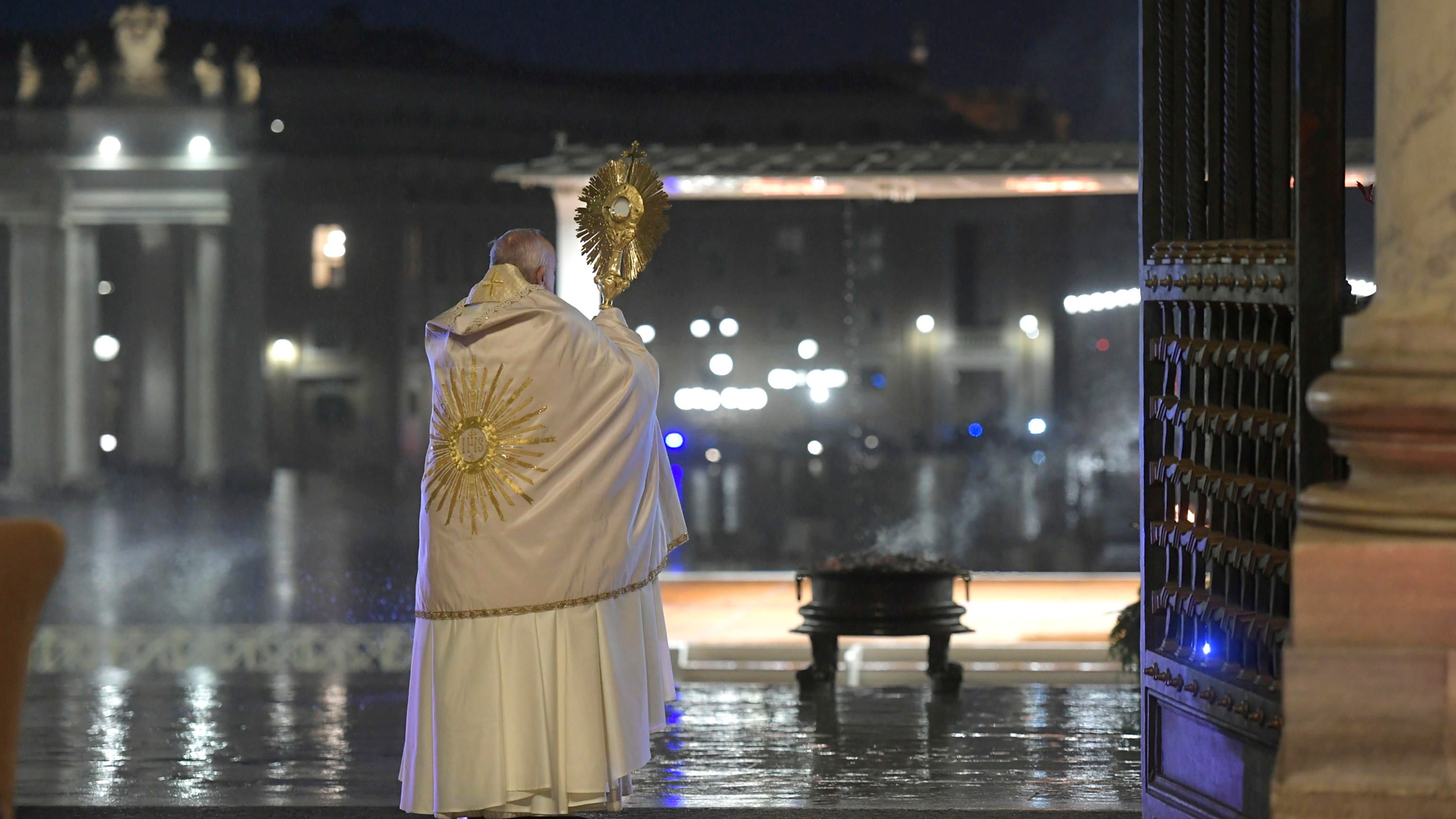 https://arquimedia.s3.amazonaws.com/27/sacerdotes/urbi-01jpg.jpg