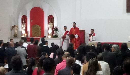 Confirmación de jóvenes Eucaristía para Confirmación de jóvenes