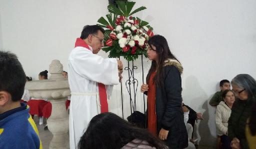 Comunión durante Confirmación de jóvenes Dando la Comunión durante Confirmación de jóvenes