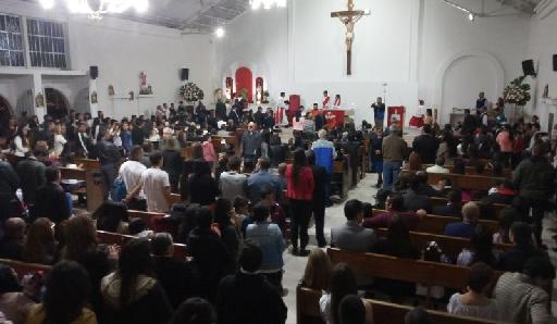Asistentes Confirmación de jóvenes Asistentes a la Eucaristía para Confirmación de jóvenes